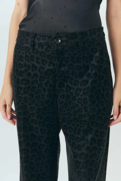 Pantalón de mujer estilo felino de color negro con estampado de leopardo, corte ancho y detalle de botón en la parte frontal.