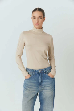 Polera clásica, con mangas largas.