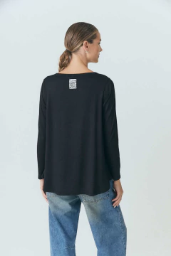 Remera manga larga super soft, con escote redondo﻿.