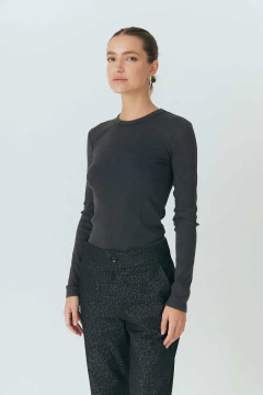 Mujer usando remera negra de manga larga ajustada de la colección otoño invierno