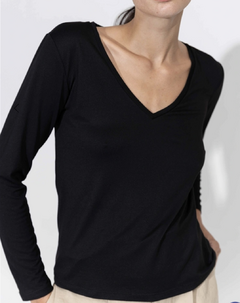 Remera de manga larga color negro con escote en V, modelo EMILY.