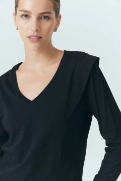 Remera manga larga de jersey de algodón escote en ''v'', con solapa en sisas delanteras y espalda. Composición: 100% algodón