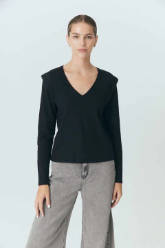 Remera manga larga de jersey de algodón escote en ''v'', con solapa en sisas delanteras y espalda. Composición: 100% algodón