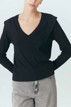 Remera manga larga de jersey de algodón escote en ''v'', con solapa en sisas delanteras y espalda. Composición: 100% algodón