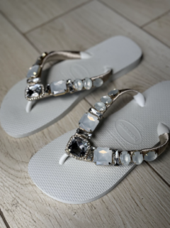 Hawaianas blancas con detalles decorativos en piedras brillantes.