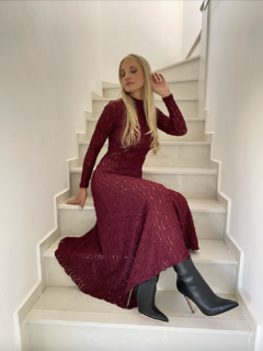 Vestido midi de encaje bordó. Cuello alto y manga larga. Bajo asimétrico acabado en línea evasé.