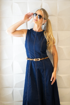 Vestido denim de cuello redondo y manga sisa. Bajo en evasé. Cierre en espalda con cremallera metálica.