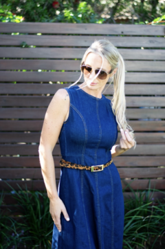Vestido denim de cuello redondo y manga sisa. Bajo en evasé. Cierre en espalda con cremallera metálica.