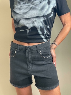 Shorts negros con detalles de strass en los bolsillos y terminaciones desflecadas.