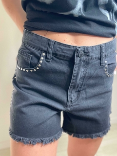 Shorts de denim negro con detalles de strass y terminaciones desflecadas.