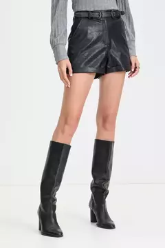 Short engomado negro, con doblés en la parte inferior. Bolsillos a los laterales y cinto con doble ebilla metálica a tono.
