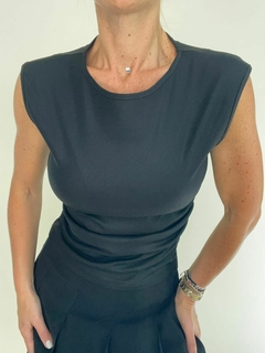 Musculosa Ray negra con mangas cortas, ajustada al cuerpo, vista frontal.