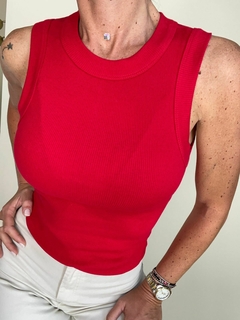 Musculosa Forli roja de tirantes, con textura acanalada, luciendo un estilo moderno y atractivo.