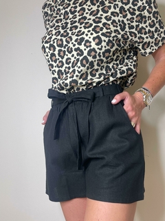 Short de mujer en color negro con cinturilla elástica y lazo, combinado con una blusa de estampado de leopardo.