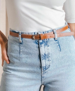 Jean de tiro alto de Zara con un cinto marrón ajustado, mostrando un estilo casual y moderno.