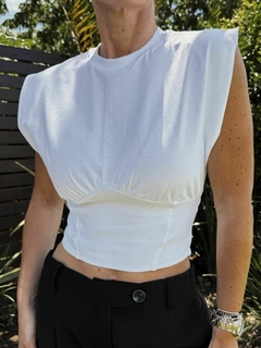 Musculosa blanca ajustada con mangas amplias, ideal para un look veraniego.