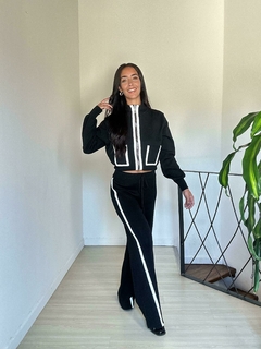 Set completo de Campera y Pantalón

Campera manga larga con capucha y detalles de líneas. Cierre con cremallera delantero.

Pantalón largo y detalle de línea en los costados.