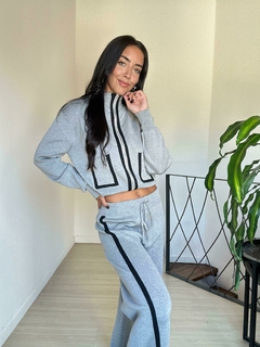 Set completo de Campera y Pantalón

Campera manga larga con capucha y detalles de líneas. Cierre con cremallera delantero.

Pantalón largo y detalle de línea en los costados.