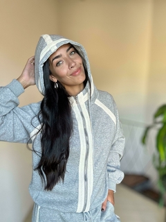 Set completo de Campera y Pantalón. 

Campera manga larga con capucha y detalles en blanco. Cierre con cremallera delantero.

Pantalón largo con bolsillos y detalle de línea blanca en los costados.