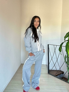 Set completo de Campera y Pantalón. 

Campera manga larga con capucha y detalles en blanco. Cierre con cremallera delantero.

Pantalón largo con bolsillos y detalle de línea blanca en los costados.