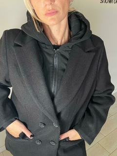 Tapado de paño corte medio, estilo elegante-sport. Combinación de tapado con solapa y botones, campera interior con cierre conectada con la capucha (ambas desmontables). Interior 100% peludo y calentito