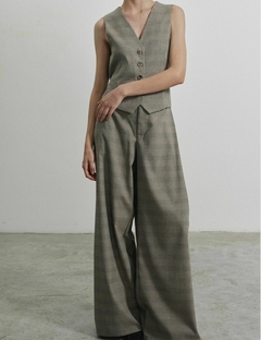 Conjunto de ropa femenina compuesto por chaleco sin mangas y pantalones anchos en tonos grises.