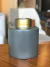 Vaso com detalhe dourado na internet