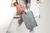 Mini Clutch Beth de cuero con correa intercambiable. Gris medio