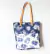 Tote Bag Amelia de denim grueso con correas de cuero desmontable. Estampado a mano con escarabajos.
