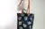 Tote Bag Amelia de denim grueso con correas de cuero desmontable. Estampado a mano con escarabajos.