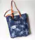Tote Bag Amelia de denim grueso con correas de cuero desmontables. Estampada a mano con libélulas