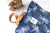 Tote Bag Amelia de denim grueso con correas de cuero desmontables. Estampada a mano con libélulas