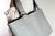 Cartera de cuero vacuno para mujer. Modelo Tote bag. Color Gris. Detalle de hebilla