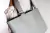 Cartera de cuero vacuno para mujer. Modelo Tote bag. Color Gris. Detalle de hebilla