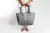 Cartera de cuero vacuno para mujer. Modelo Tote bag. Color Gris