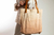Tote Sophie de gabardina tratada artesanalmente.Detalles de los tintes naturales de la Tote Sophie. Correas de vaqueta desmontables de la Tote Sophie
