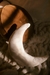 Almohadón con forma de luna confeccionado en terciopelo blanco, ideal para cuna de bebé.
