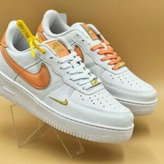 Imagem do Tênis Nike Air Force Femme Gold Edition Feminino