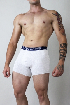 Set de 3 bóxers para hombre. La ropa interior color blanco con tela ligera y diseño ergonómico. Comodidad y frescura en cada movimiento.
