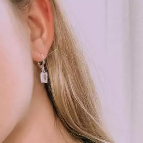 Argolla con cubic cayendo