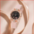 Relógio de pulso feminino de quartzo de couro PU, pulseira de liga, pulseira multicolorida, presente feminino, moda luxo - MEGA  SEDUÇAO