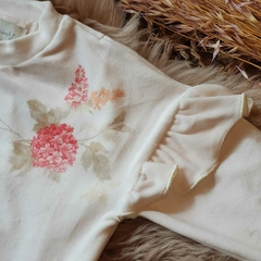 Casual HORTENSIA. Buzo de plush hipersoft estampa localizada - comprar online