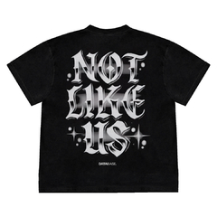 CAMISETA REGULAR KENDRICK LAMAR NOT LIKE US BY DATABASE na internet