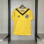 Camisa masculina amarela do Santos, com detalhes em preto e logotipo da Umbro, pendurada em um cabide. Fut Outlet