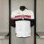 Camisa masculina São Paulo 25/26 branca com faixas vermelha e preta, logo SPFC ao centro, e detalhes da New Balance em dourado