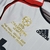 Explore a nostálgica elegância do futebol italiano com a Camisa Milan Away Retrô 2007, uma peça icônica que celebra um dos momentos mais memoráveis da história do AC Milan. Com atenção meticulosa aos detalhes, esta camisa retrô autêntica transporta os tor