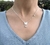 Collar con dije mariposa, con cristal de roca
