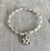 Pulsera cristales y dije flor