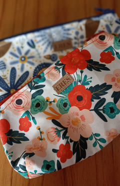 Cartuchera con estampado de Flores- roja - Eres