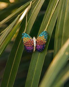Colar Borboleta Cravejada Colorida Banhada a Ouro - 45cm - comprar online